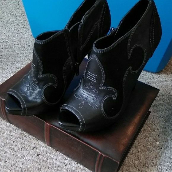 HOT and Rare! Also cowboy booties - Picture 4 of 4